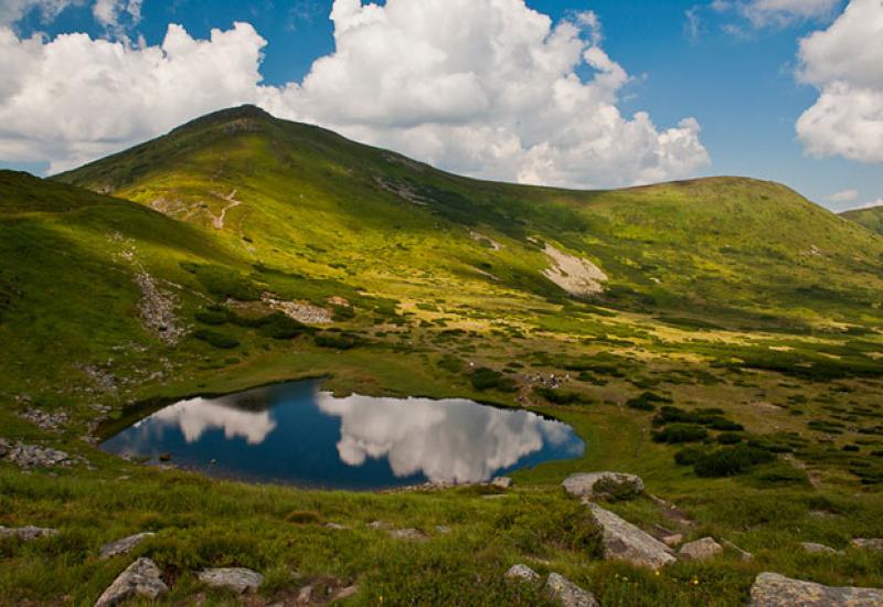 Україна. Гора Туркул (Чорногірський хребет), озеро Несамовите Україна. Гора Туркул (Чорногірський хребет), озеро Несамовите