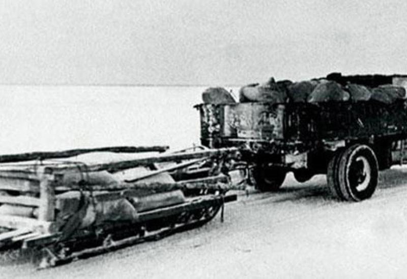 Image. Легендарна полуторка із саньми-волокушами на льоду Ладозького озера