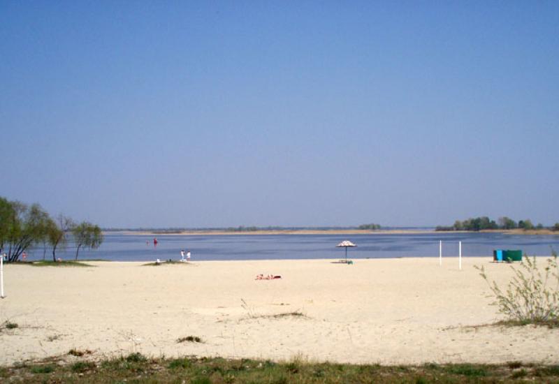 Кампус КПІ - 2009. Берег Дніпра в студентському військово-спортивному таборі „Сосновий” Кампус КПІ - 2009. Берег Дніпра в студентському військово-спортивному таборі „Сосновий”