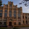 Приймальна комісія в 1 корпусі - окремий вхід зі сторони метро