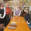 Студенти ММІ під час вручення бібліотеці старовинного видання