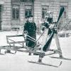 Студент І. Сікорський та сконструйовані ним аеросани у дворі будинку в Києві, де він мешкав, 1910 р.